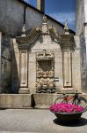 Veduta della bella fontana di Cano a Vinhais, Portogallo.

