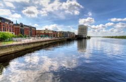 Veduta della città di Limerick dal fiume Shannon, Irlanda. Una bella immagine di questa località della Repubblica d'Irlanda le cui prime tracce risalgono all'812 quando ...