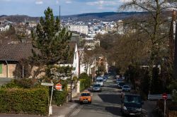 Veduta della città di Wuppertal, Germania. Abitata da circa 350 mila persone, Wuppertal è un concentrato di storia, cultura e arte che ben si mescolano allo spirito moderno delle ...