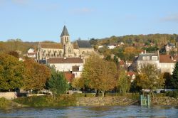 Veduta della cittadina di Triel sur Seine nell'Ile de France. La storia di questa graziosa località di 12 mila abitanti risale all'epoca merovingia. Si trova 35 km a nord ovest ...