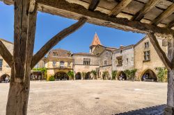 Veduta della piazza principale di Monpazier dal porticato in legno, Francia.
