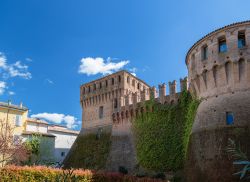 Veduta della Rocca Sforzesca di Riolo Terme, Emilia Romagna. Tutt'ora ben conservata, questa fortificazione militare risale al 1400 e sorge al centro del paese.





