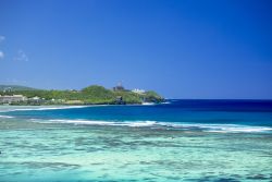 Veduta della spiaggia di Tumon a Guam, Stati Uniti. E' uno dei tratti di litorale più suggestivo di quest'isola dell'Oceania.



