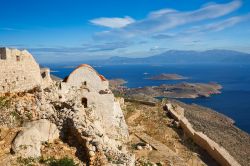 Veduta dell'antico castello dell'isola di Chalki, arcipelago del Dodecaneso (Grecia).


