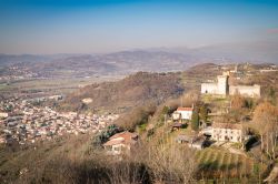 Veduta delle colline di Montecchio Maggiore, Vicenza. Qui sorge il castello di Giulietta che ispirò la tragica storia d'amore scritta da Shakespeare  - © pointbreak / Shutterstock.com ...