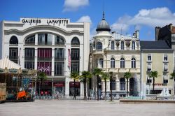 Veduta delle Galeries Lafayette e della piazza nel centro di Pau, Nuova Aquitania (Francia) © Valery Shanin / Shutterstock.com