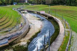 Veduta dell'Eiskanal di Augusta, torrente artificiale di acque bianche (Germania) - © Matyas Rehak / Shutterstock.com