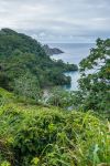 Veduta di Catham Bay a Cocos Island, Costa Rica. La costa frastagliata è caratterizzata da una fitta vegetazione verde.
