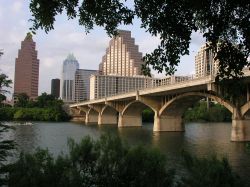 Veduta di Congress Avenue Bridge a Austin, Texas. E' uno dei ponti più importanti della città e attraversa il Lady Bird Lake.
