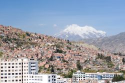 Veduta di La Paz, Bolivia. Situata in una valle circondata da alte montagne, La Paz si è poi espansa su colline con una variazione di altitudine fra i 3200 e 4100 metri. Sullo sfondo ...