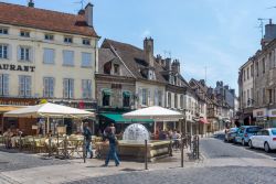 Veduta di piazza Carnot nella cittadina di Beaune, Francia - © Edward Haylan / Shutterstock.com