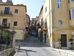Veduta di via Panvini a Santa Caterina Villarmosa, Sicilia.
