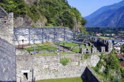 Veduta interna del castello Visconteo nella città di Vogogna, Piemonte. Il castello nacque come presidio militare a difesa di tutta la valle e soprattutto del paese di Vogogna - © ...