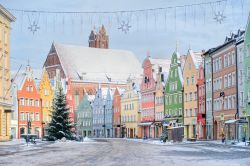Veduta invernale del centro di Landshut, Germania, con le case colorate sotto la neve.

