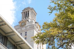 Veduta laterale della Torre dell'Orologio dell'Università del Texas a Austin (USA) - © VDB Photos / Shutterstock.com