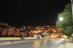 Veduta notturna della città di Al-Salt, Giordania. Situata poco più a ovest di Amman, Al-Salt è stata capitale del paese sino al 1922.




