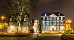 Veduta notturna della Engels House a Wuppertal, Germania. Una delle cinque case di proprietà della famiglia Engels (seppur non quella in cui nacque Friedrich), questo edificio storico ...