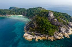 Veduta panoramica dal drone di South Twin, isola tropicale dell'arcipelago di Mergui (Myanmar).

