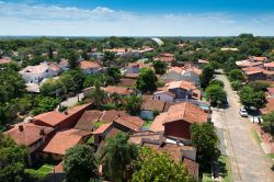 Veduta panoramica dall'alto di un quartiere residenziale di Asuncion, Paraguay, con le tipiche case in architettura spagnola.

