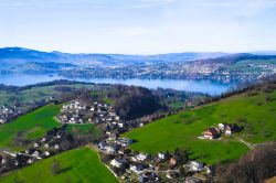 Veduta panoramica dall'alto di Weggis e del lago di Lucerna, Svizzera. Per ammirare questo skyline si può salire sulla cabinovia che porta a Rigi Kaltbad.

