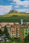 Veduta panoramica del castello di Spis a Zehra, Slovacchia. Ricostruito in parte nella seconda metà del Novecento, quando venne anche dotato del Museo di Spis, è uno dei gioielli ...