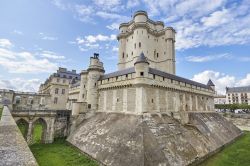 Veduta panoramica del castello di Vincennes, Francia. Quello che un tempo era un semplice padiglione di caccia costruito per volere di Luigi VII° verso il 1150 nella foresta di Vincennes ...