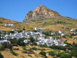 Veduta panoramica del monte Exomvourgo, isola di Tino, Grecia.
