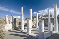 Veduta panoramica del sito archeologico di Delos, Grecia. Quest'area rappresenta una delle zone storiche e archeologiche più importanti della Grecia. Viene considerata la culla di ...