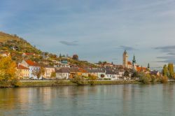 Veduta panoramica della città di Krems affacciata sul fiume Danubio, Austria. Questa località deve la sua fortuna all'equilibrata combinazione fra posizione commerciale strategica, ...