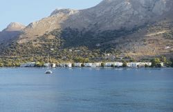 Veduta panoramica dell'isola di Tilos, Grecia. Situata nel Mare Egeo, questa piccola isoletta del Dodecaneso è meta ideale per un soggiorno tranquillo o un'escursione dalla vicina ...