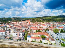 Veduta panoramica di Krems an der Donau, Austria. Questo antico centro danubiano è immerso nei vigneti all'estremità orientale della valle della Wachau.
