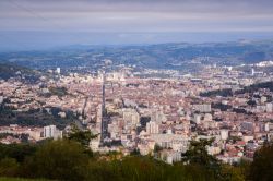 Veduta panoramica sui tetti della città di Saint-Etienne, Francia. Capoluogo del dipartimento della Loira, la città ha vissuto un notevole sviluppo industriale nella prima metà ...