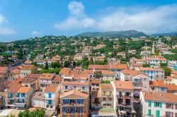 Veduta panoramica sui tetti rossi di Le Lavandou, Francia - © Juergen Wackenhut / Shutterstock.com