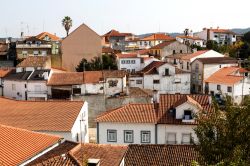 Veduta parziale del centro storico di Serta, Portogallo.

