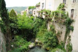 Dal piccolo ponte in pietra costruito per collegare le due rive del torrente di montagna che scorre a Moustiers Sainte Marie si può godere di una bella vista panoramica sul villaggio