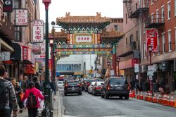 Veduta su Chinatown a Philadelphia, Pennsylvania (USA). Oltre il Friendship Gate dorato si trovano numerose vie con ristoranti, locali e negozi  - © Olga V Kulakova / Shutterstock.com ...