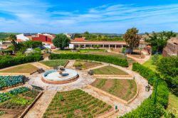 Veduta sui graziosi giardini nella città vecchia di Silves, Portogallo. Capitale della regione dell'Algarve all'epoca dei Mori, questa località è la più adatta ...