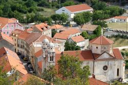 Veduta sui tetti della città di Skradin, Croazia, con la chiesa ortodossa nei pressi della piazzetta principale.
