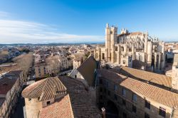 Veduta sui tetti di Narbona con la cattedrale dei Santi Giusto e Pastore, Occitania, Francia.

