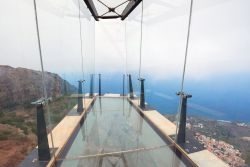 Veduta sul villaggio di Agulo (Canarie, Spagna) dal belvedere di Abrante. Dall'estremità del punto panoramico fuoriesce una piattaforma di 7 metri pavimentata in vetro su cui si può ...