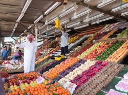Venditore di frutta in un mercato di Ta'if, Arabia Saudita. Centro agricolo di una certa importanza, a Ta'if da oltre due millenni si coltiva la vite e si produce il miele - © HitManSnr ...