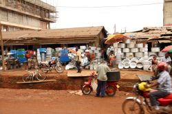 Venditori di padelle e pentole lungo una strada della città di Kampala, Uganda (Africa) - © Black Sheep Media / Shutterstock.com