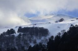 Il versante orientale dell'Etna dopo una nevicata invernale. Da Sant'Alfio si può salire in automobile fino a Mareneve, dove è possibilie praticare lo sci - © Bildagentur ...