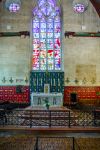 Vetrata istoriata e altare all'interno dell'Hospices de Beaune, Francia: l'edificio venne fatto costruire da Nicolas Rolin nel 1443 - © Roka / Shutterstock.com
