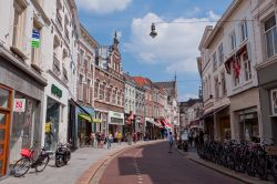 Un'immagine di una via del centro di Den Bosch, cittadina di 140000 abitanti nella provincia del Brabante del nord, nei Paesi Bassi - foto © Donatas Dabravolskas / Shutterstock.com ...