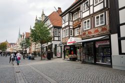 Via pedonale nel centro di Hameln, Germania. Negozi e botteghe si susseguono nel cuore storico di questa cittadina che deve la sua notorietà anche alla leggenda del pifferaio magico che ...