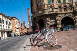 Via Rizzoli e le due Torri in centro a Bologna, tutta da scoprire sulle due ruote (Emilia-Romagna) - © Walk 'n Ride by BikeinBo / www.touremiliaromagna.it/
