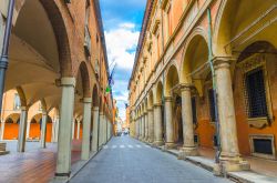 Via Zamboni 33, sulla destra, l'ingresso principale dell'Unversità di Bologna, Palazzo Poggi.