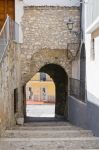 Vicolo nel centro storico del borgo di Ischitella, Puglia.

