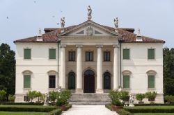 Villa Cordellina Lombardi a Montecchio Maggiore, Vicenza. Questo complesso edificato nel XVIII° secolo è formato dalla residenza padronale, dalle barchesse, dal grande rustico e dalla ...